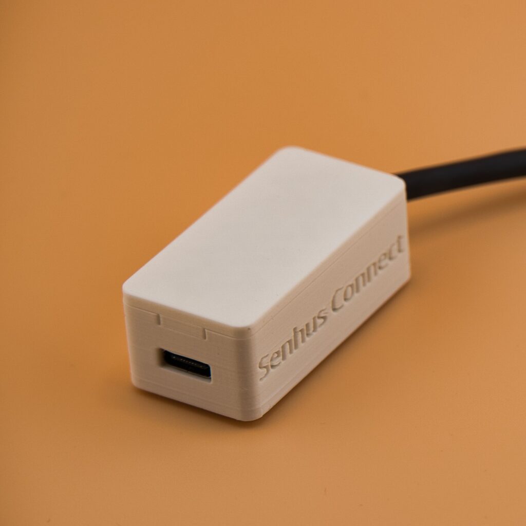 Senhus Connect controller and cable